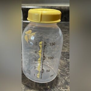Set of 4 - 5 oz Medela Bottles with Lids
